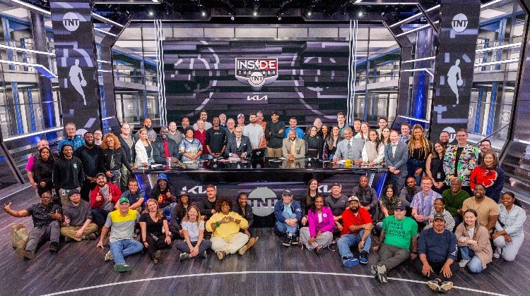 泪目?TNT结束与NBA36年合作 为全体员工颁发戒指&合影留念
