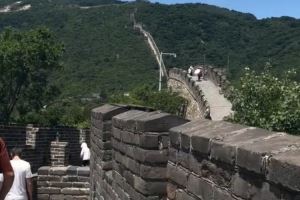 一步顶别人好两步?文班亚马社媒晒爬长城视频 好似踩高跷
